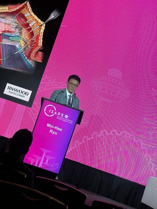 Photograph 21 accompanying the article “Invited Faculty and Chair in ISAPS Singapore 2025”.